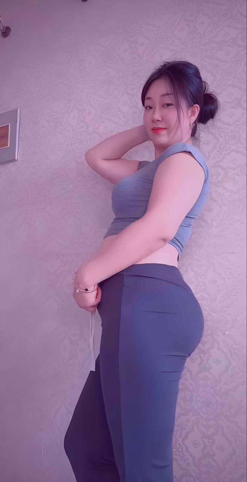 昏暗废弃剧院中，两人身影交织的朦胧概念图