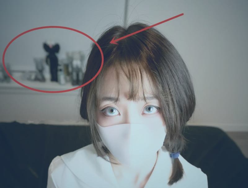 一组精心摆放的书籍构成一个立体的思维导图中心