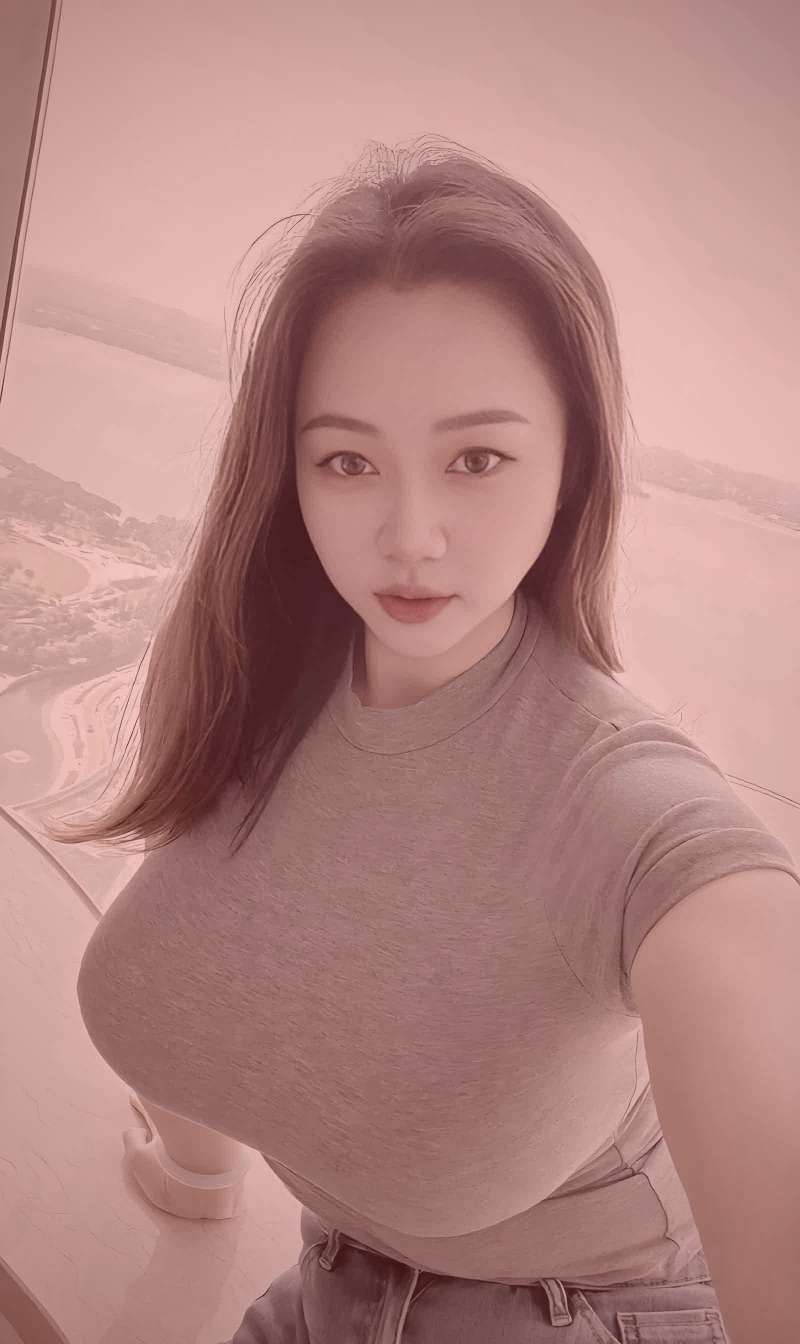 仙侠宗门争霸的宏大场景，云雾缭绕中仙山与剑光交织