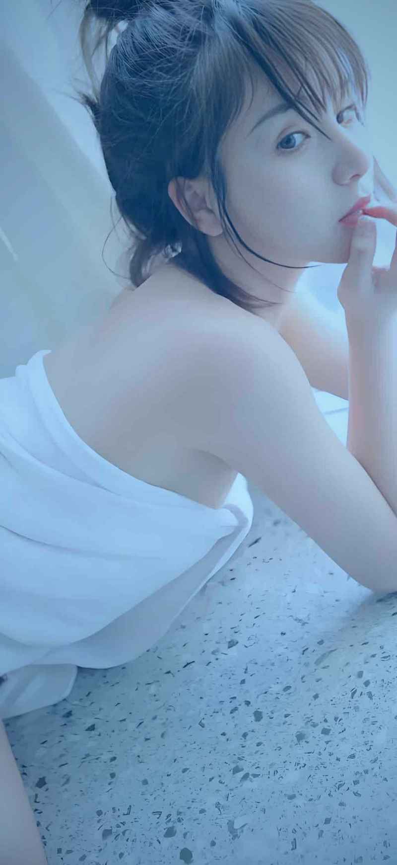 现代言情小说中男主角在咖啡馆等待女主角回心转意的温馨场景