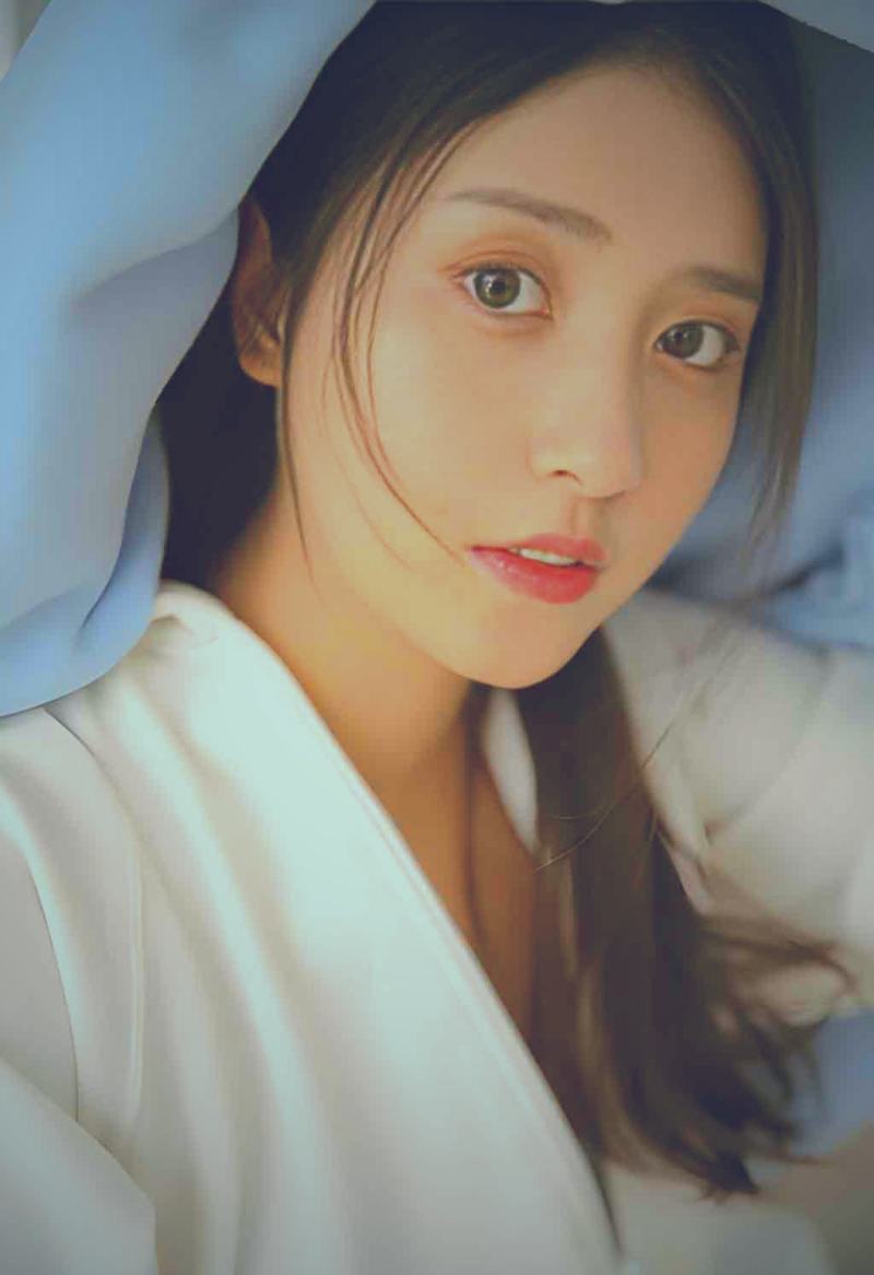 古代书房中竹简与青铜器的特写画面
