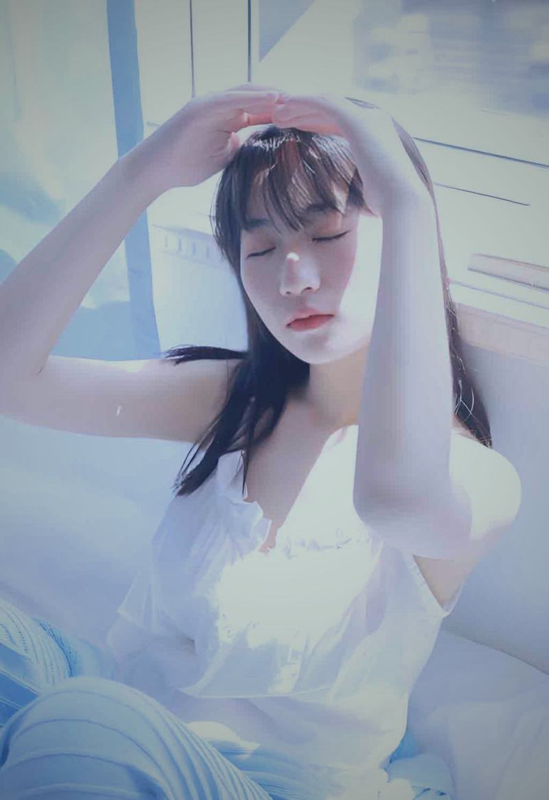 编辑团队正在讨论书评选题，桌上堆满了各类书籍与笔记