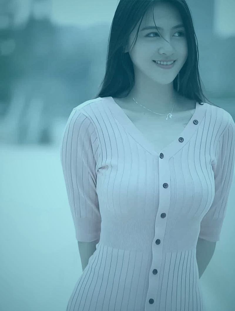 编辑团队在讨论小众精品合集的选书标准