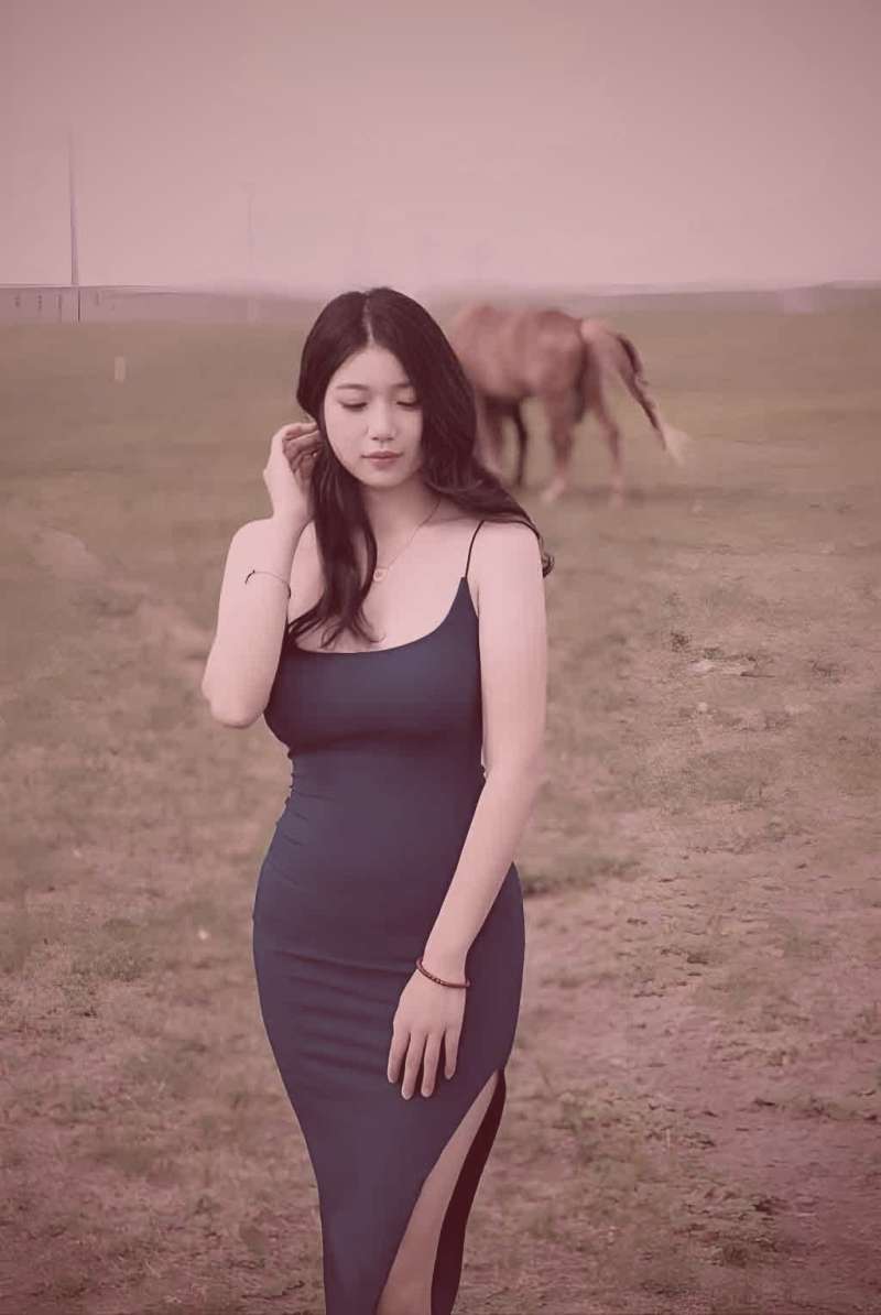 一只女性的手正在纸质稿件上用红色笔迹细致地做着批注，旁边放着一杯咖啡和一本翻开的字典。