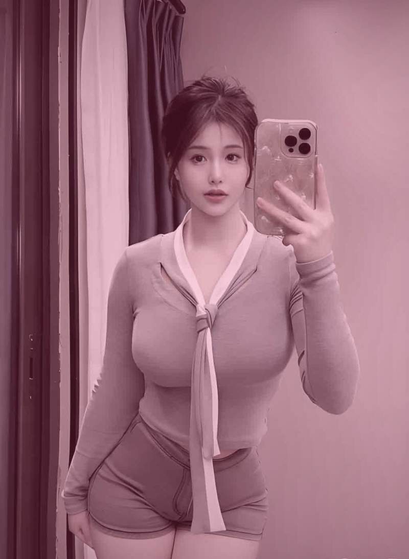 深夜的书桌前，一台笔记本电脑屏幕亮着，显示着海棠书屋的作者后台界面，旁边放着一杯冷掉的咖啡和凌乱的笔记。