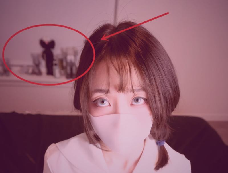 一只手拿着手机，屏幕上是海棠书屋的阅读界面，背景是咖啡馆温馨的角落。