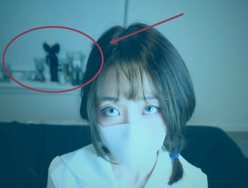 一位古装人物背对画面，立于云雾缭绕的悬崖之巅，眺望远方层峦叠嶂的山峰与飞瀑，意境悠远