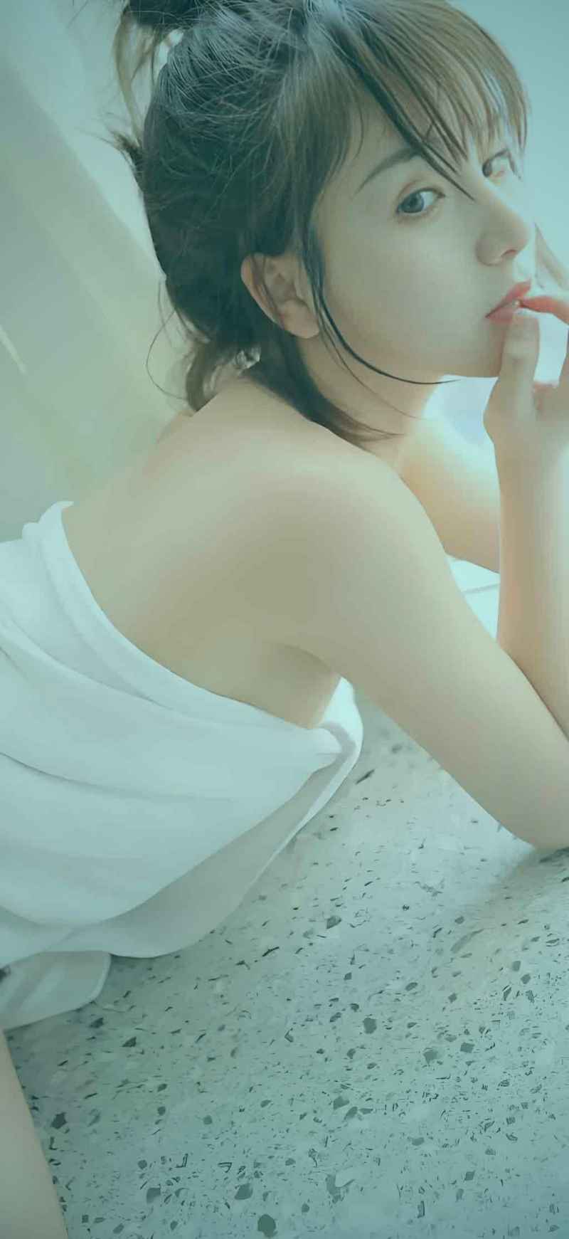 古风小说中男女主角在雨中诀别的场景，画面充满悲伤与无奈