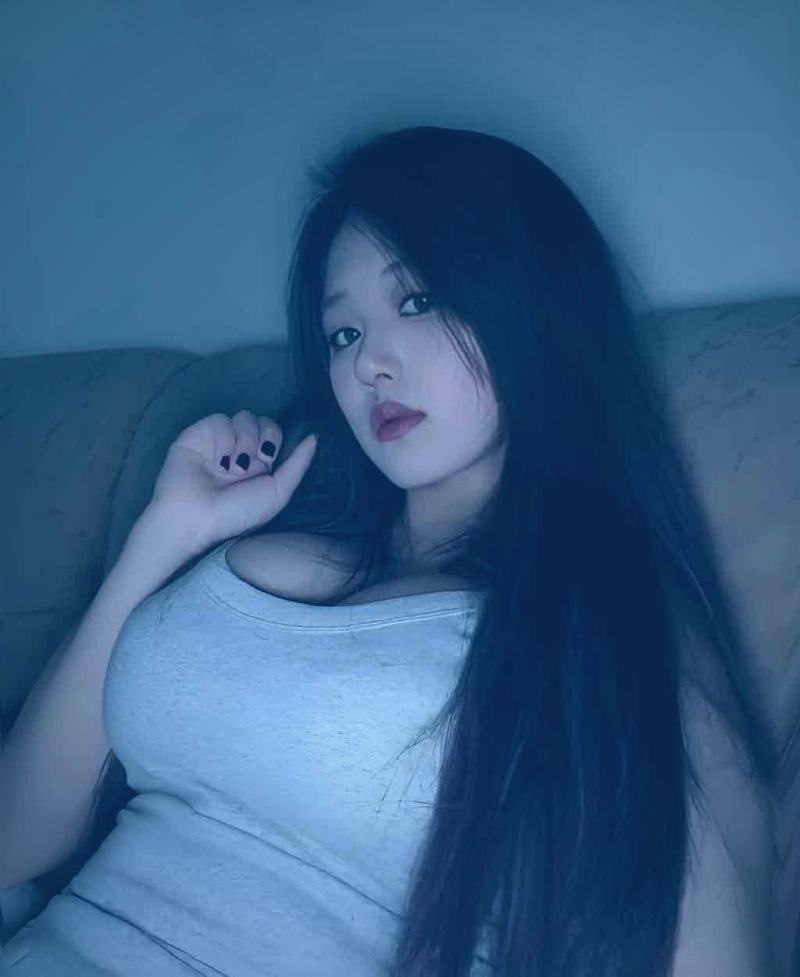 一幅水墨风格的概念图，描绘了层叠的仙山、御剑的修士与缥缈的云海，元素虽多却秩序井然