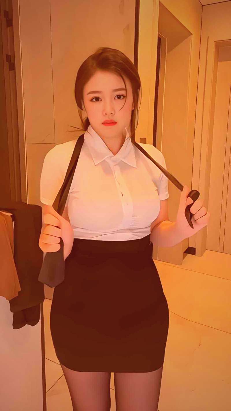 俯瞰视角下，一个打开的笔记本，左边是小说原文片段贴条和批注，右边是编辑手写的赏析思路脉络图