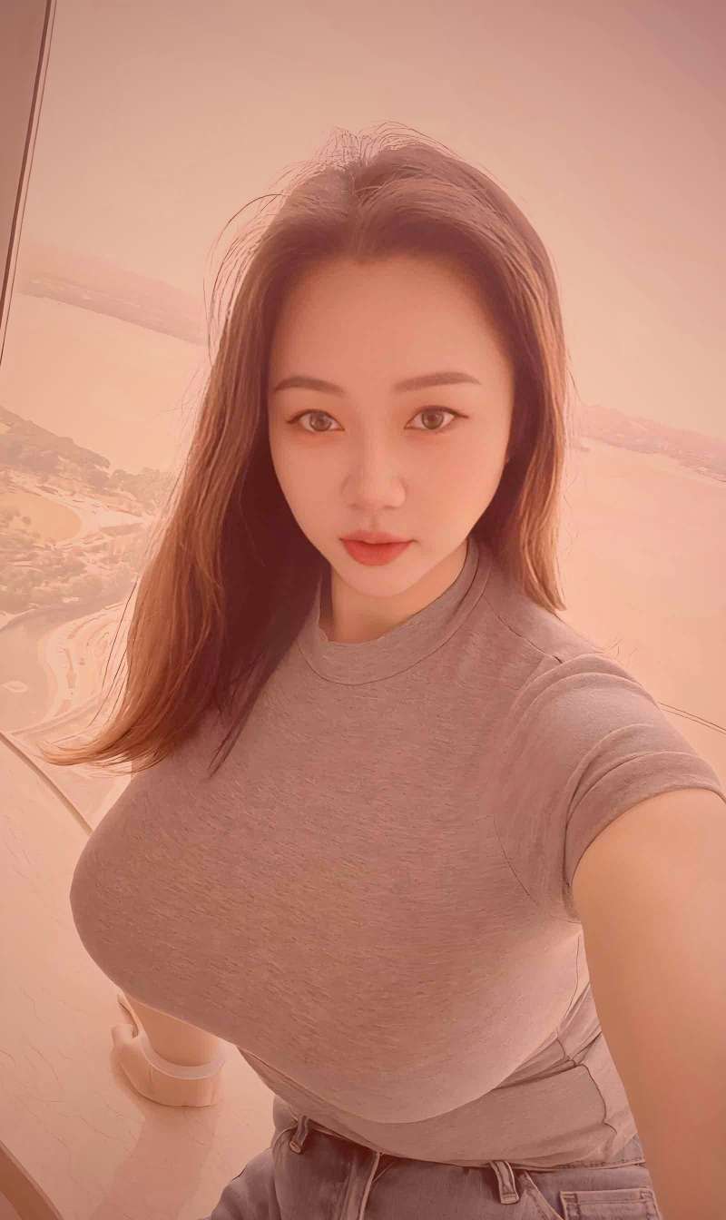 一本摊开的旧笔记本，旁边放着褪色的校徽和一片压平的银杏叶，背景是模糊的现代城市夜景。